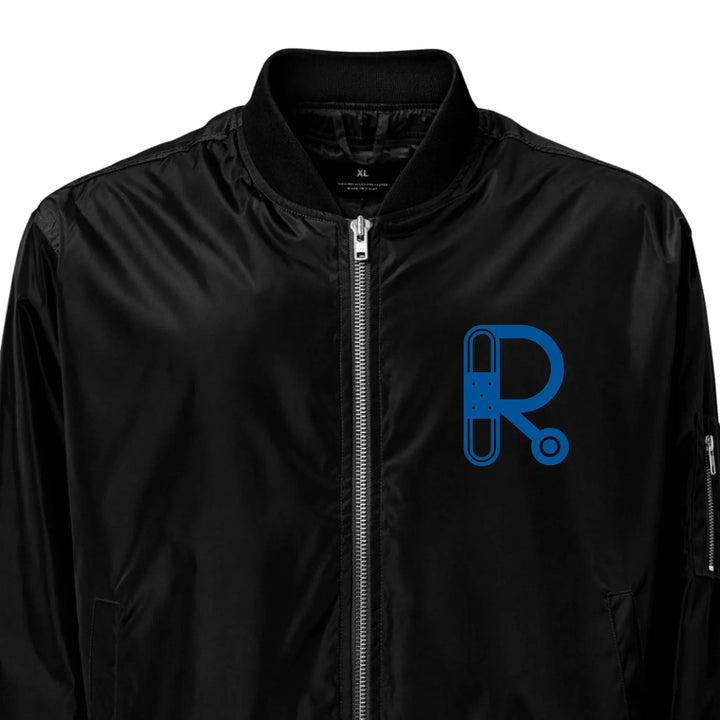 Individuell bestickte Jacke mit medizinischen Initialen