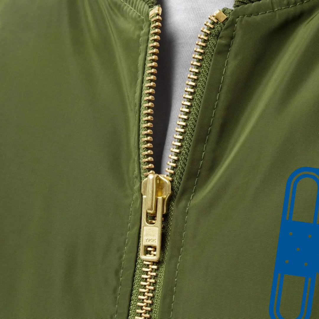 Individuell bestickte Jacke mit medizinischen Initialen