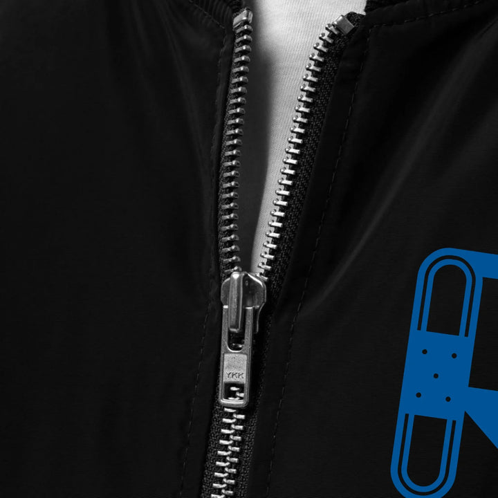 Individuell bestickte Jacke mit medizinischen Initialen