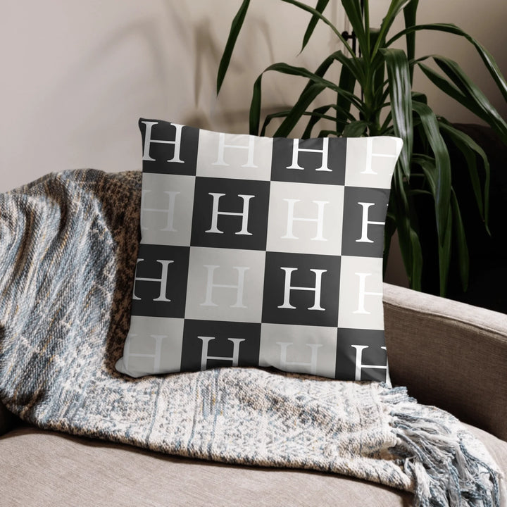 05_basic_pillow_lifestyle_22x22_base